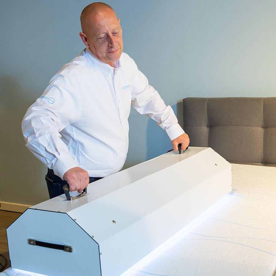 John Wegman werkt met UV-C straling op een mline matras